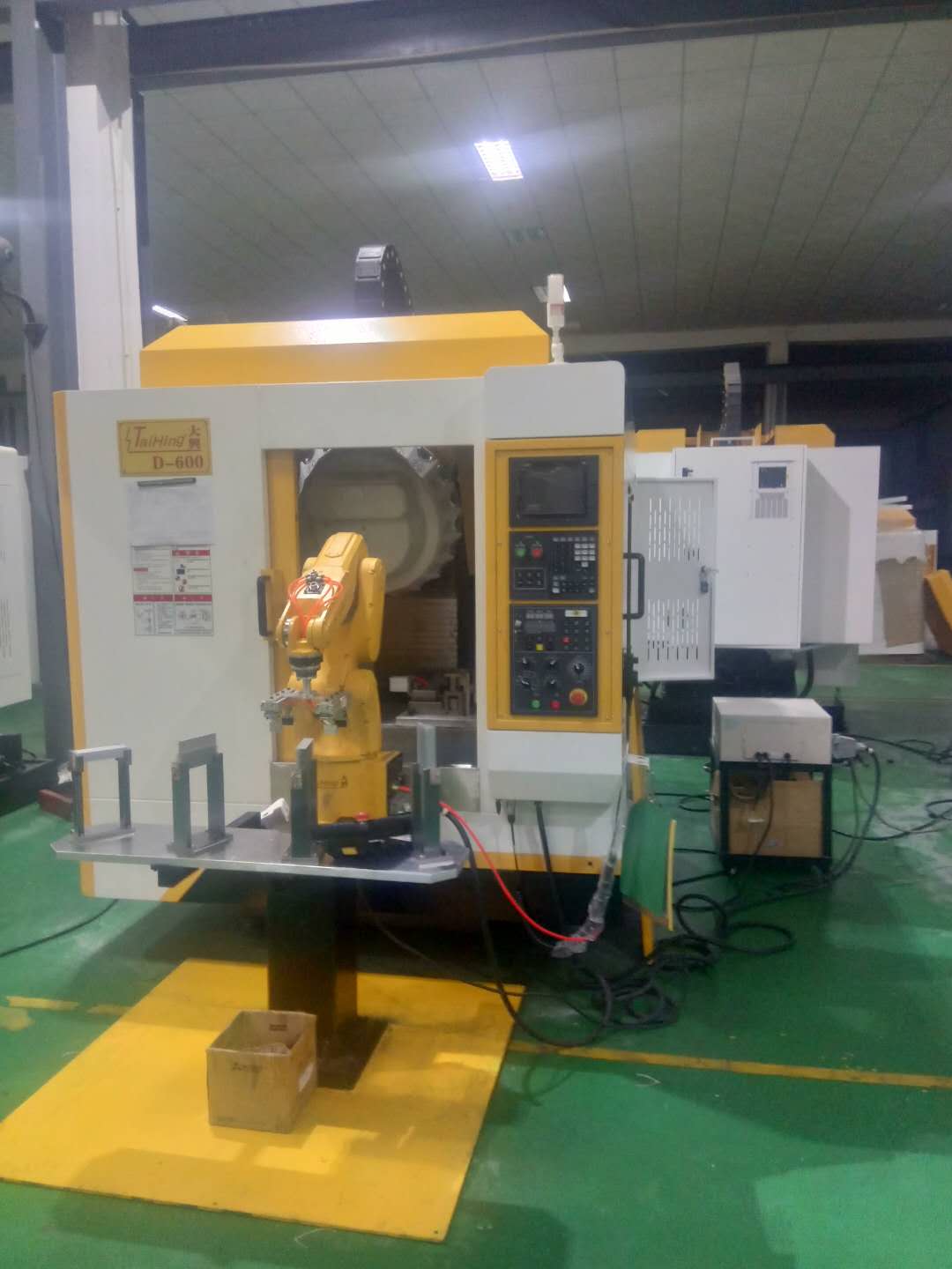 高速钻孔攻牙机D-600 (带机械手，全自动上下料）